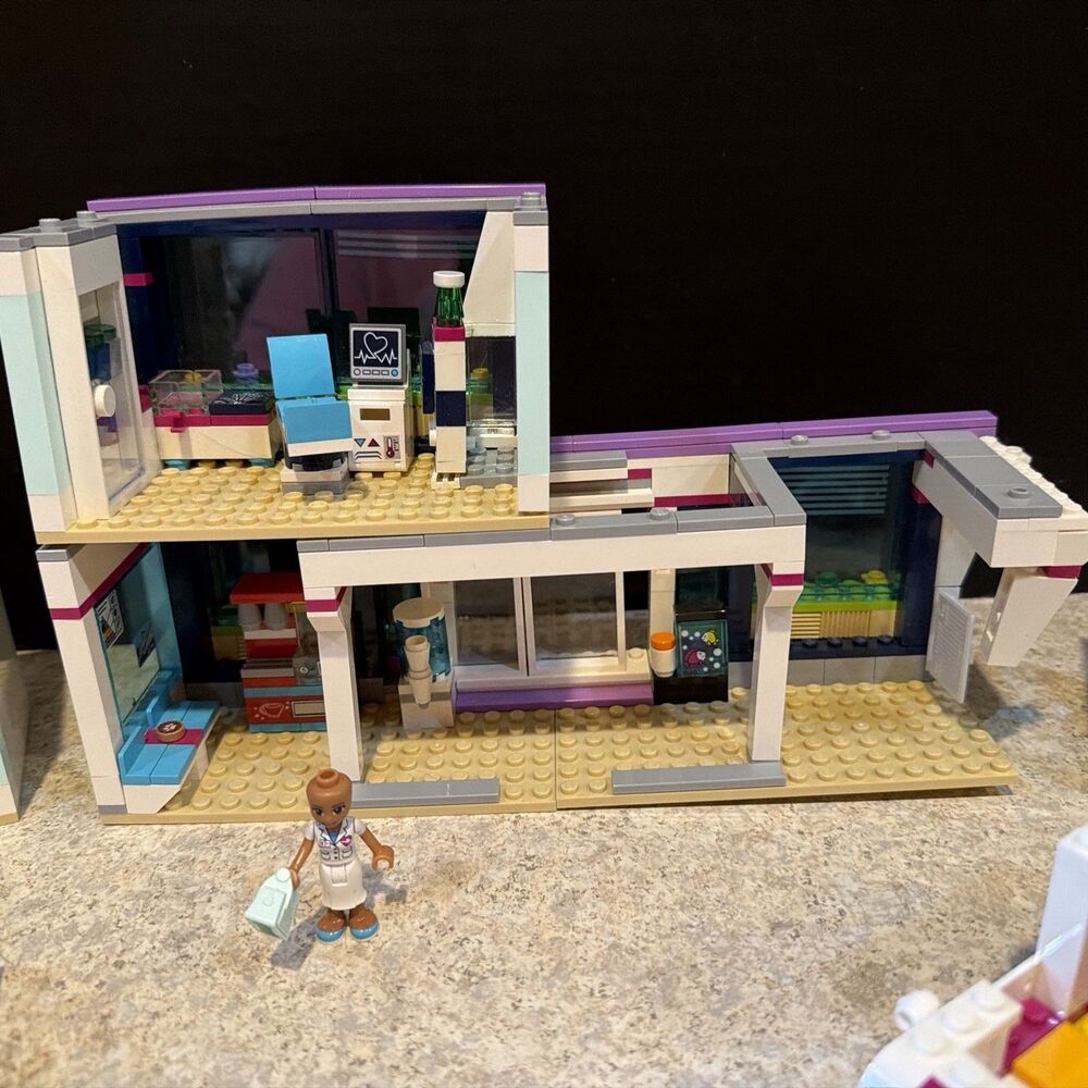 LEGO Friends 41318: Heartlake Hospital - RETIRED - Incomplete - Picture 6 of 8